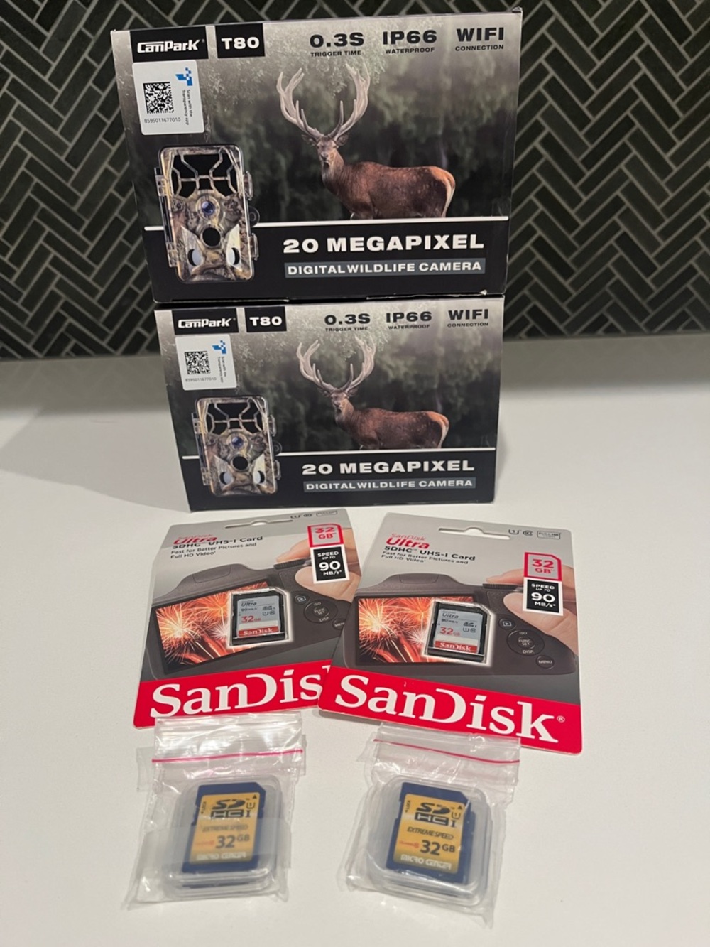 T80 20MP Digital Wildlife Camera in Camouflage with SanDisk 32GB SD Cards.